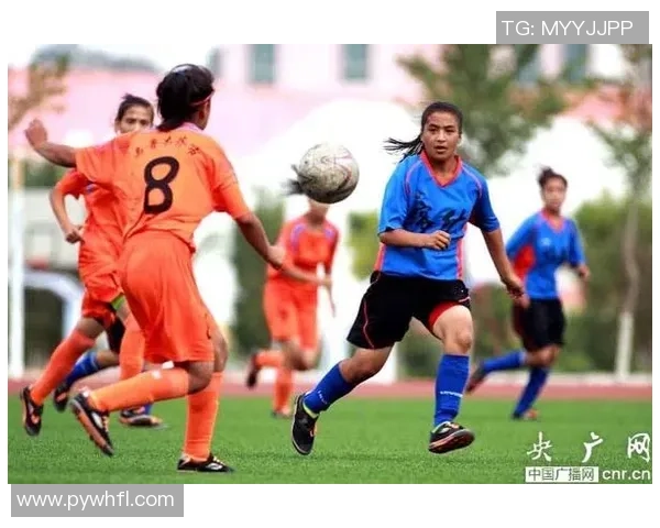 藏族女孩展现足球才华与民族魅力的精彩瞬间