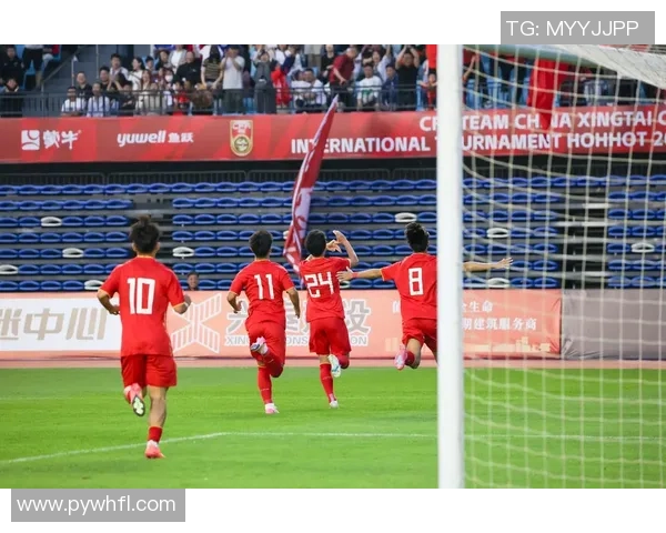 足球明星化身球迷巧妙混入赛场引发热议与欢笑